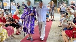 RoSAModelka s nejstarším modelem Jiřím Skleničkou Zderazským (90), módní přehlídka Centrum RoSa 2024